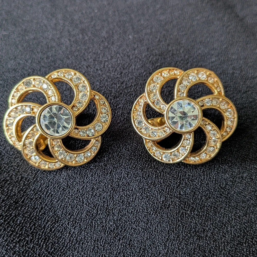 Monet Vintage Gold Tone Ribbon Flower Clip On Earrings - Picture 7 of 8
